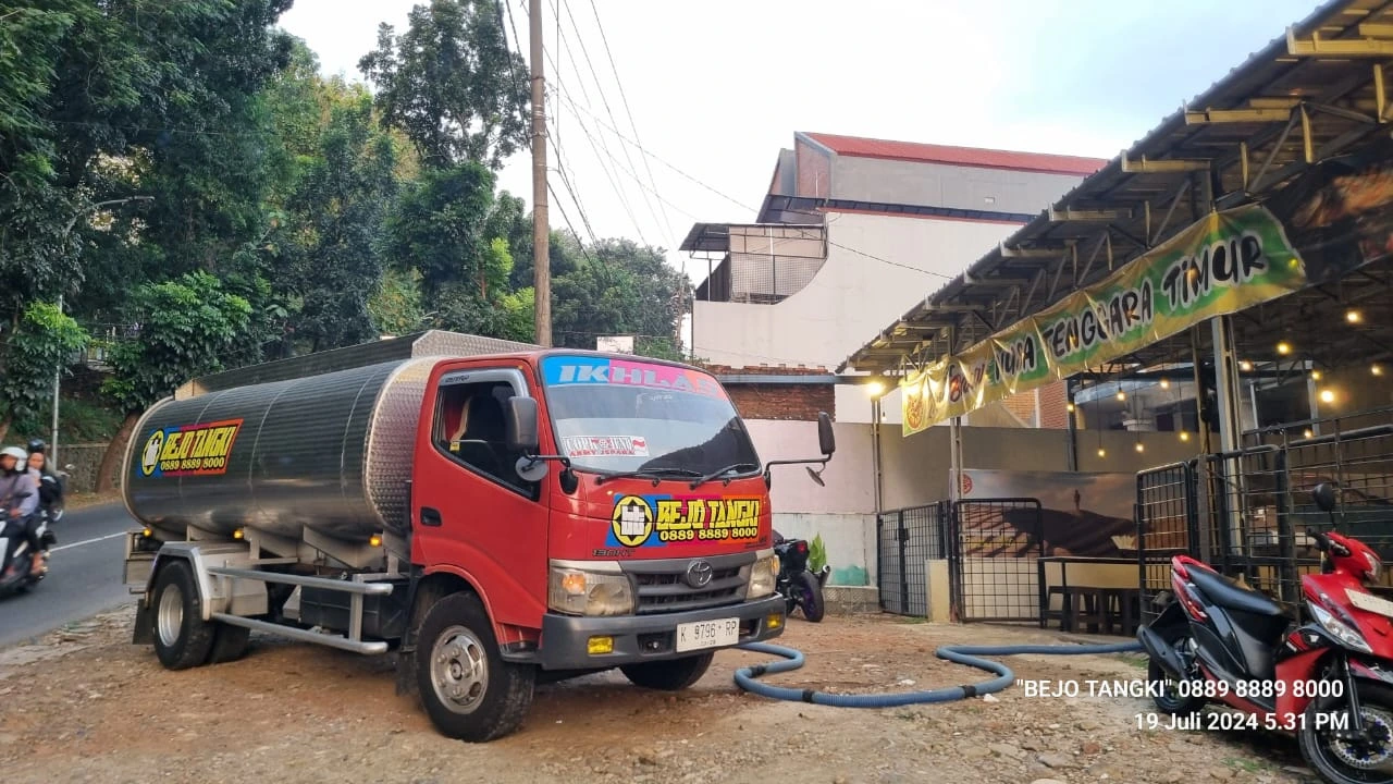 Truk tangki Bejo Tangki untuk pengiriman air bersih Semarang