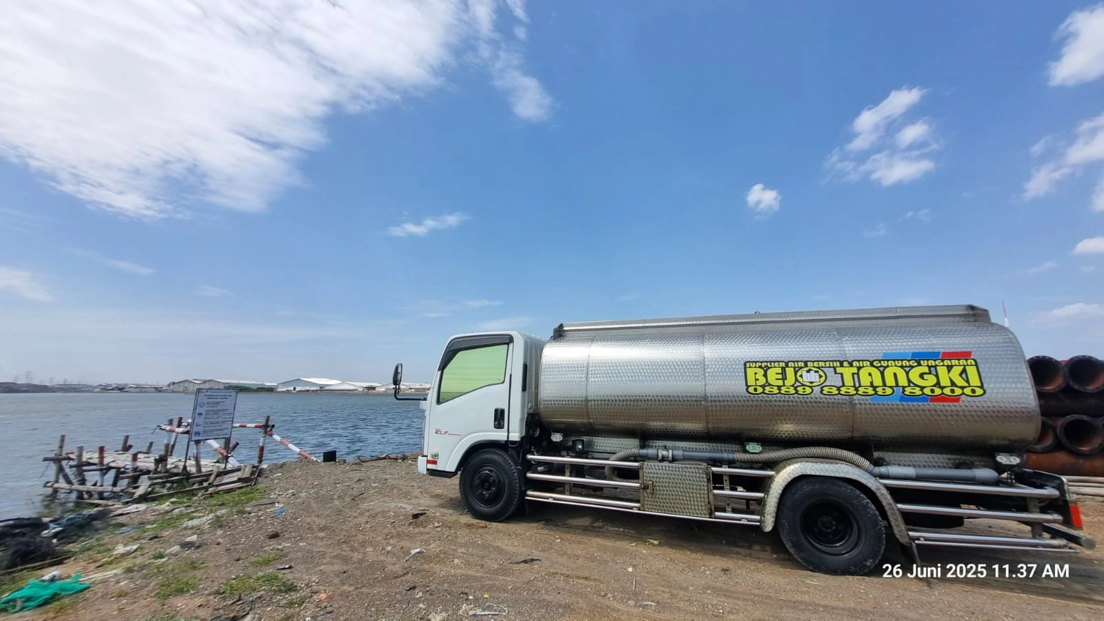 Proses pengisian air bersih ke truk tangki