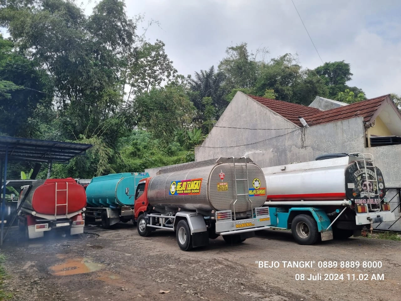 Proses pengisian air ke truk tangki
